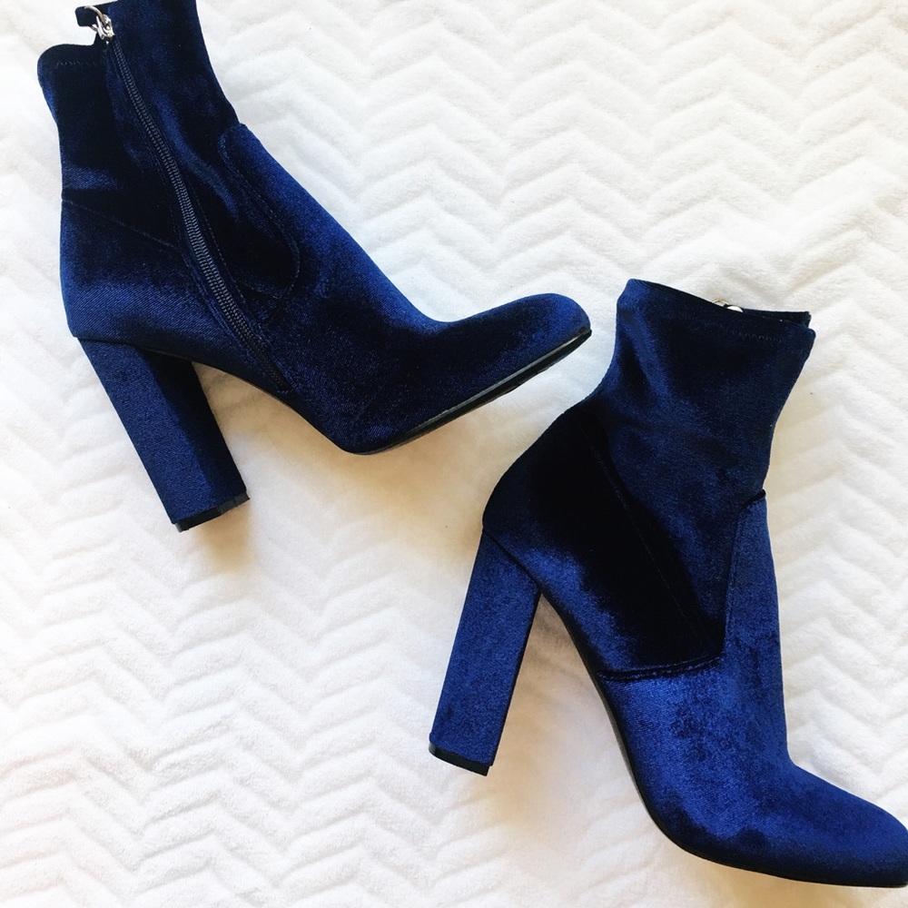 STEVE MADDEN Dark Blue Velvet Booties
